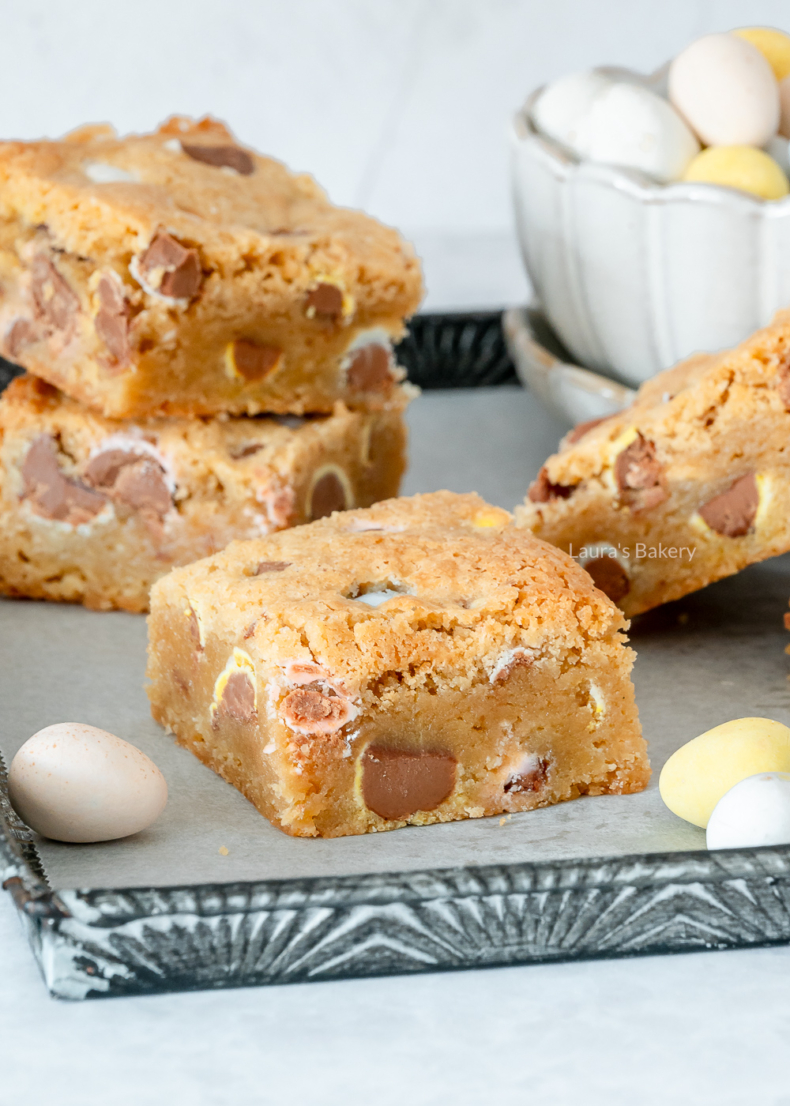 Blondies met paaseitjes maken