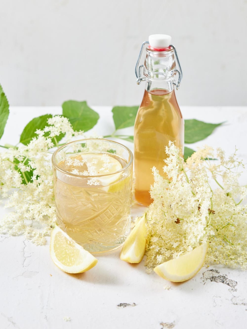 Siroop maken met vlierbloesem