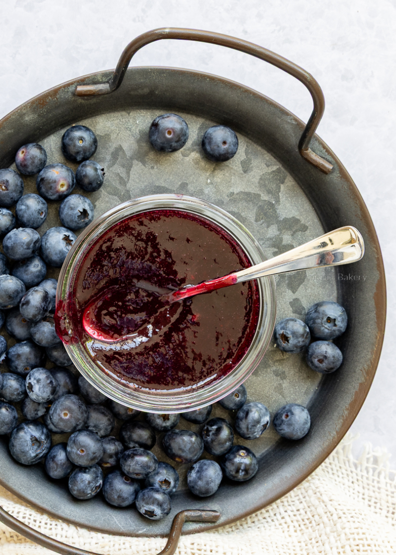 Blauwe bessen jam maken