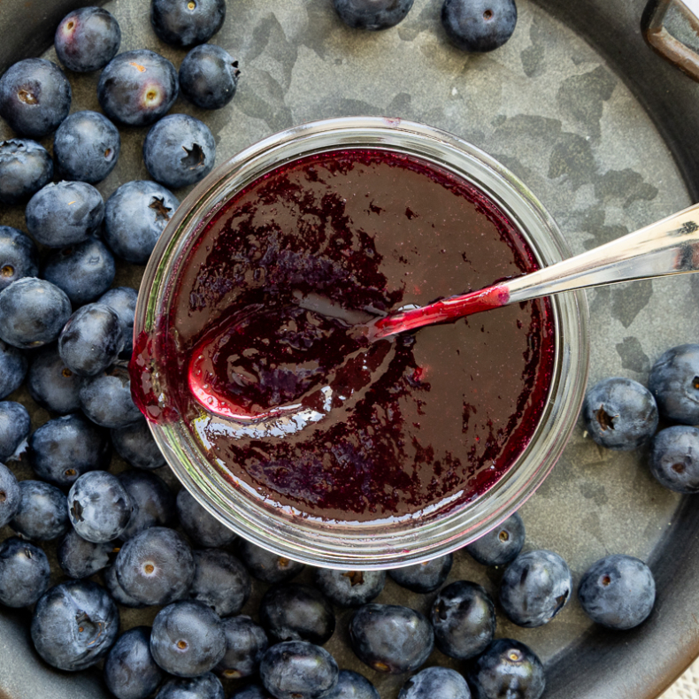Blauwe bessen jam maken