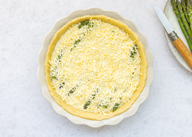 Vegetarische quiche met groene asperges, geraspte kaas en tijm