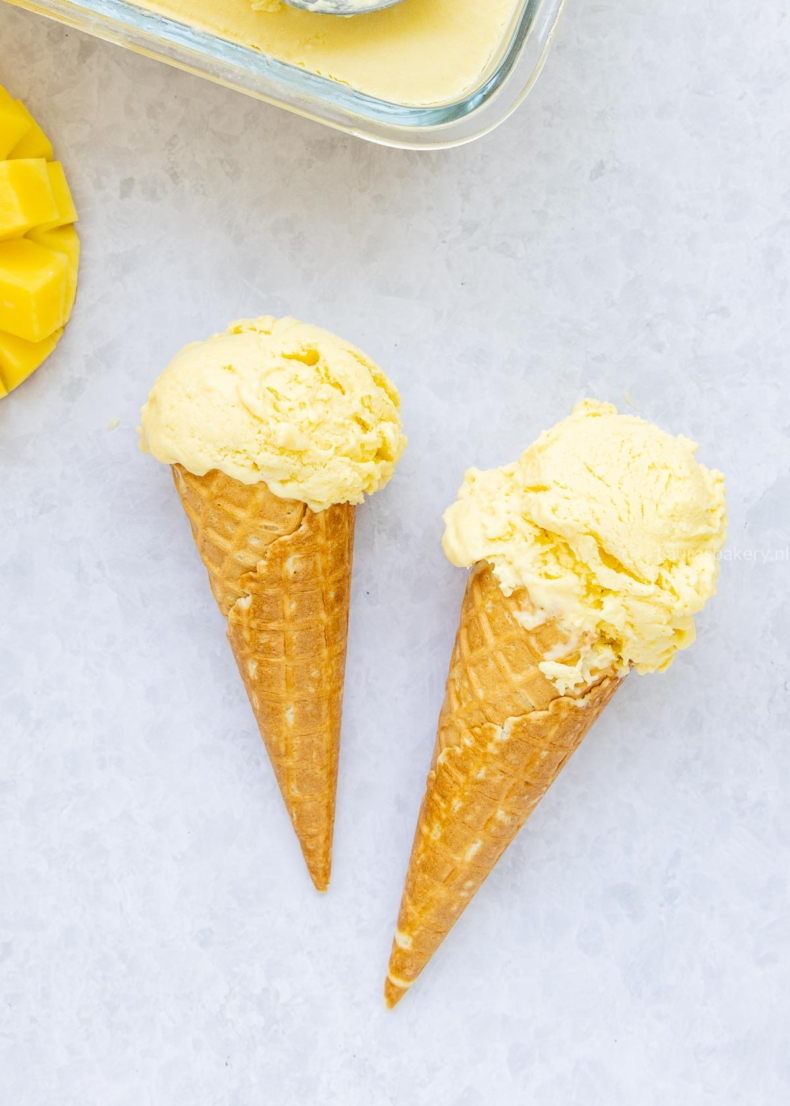 Mango ijsjes op een hoorntje