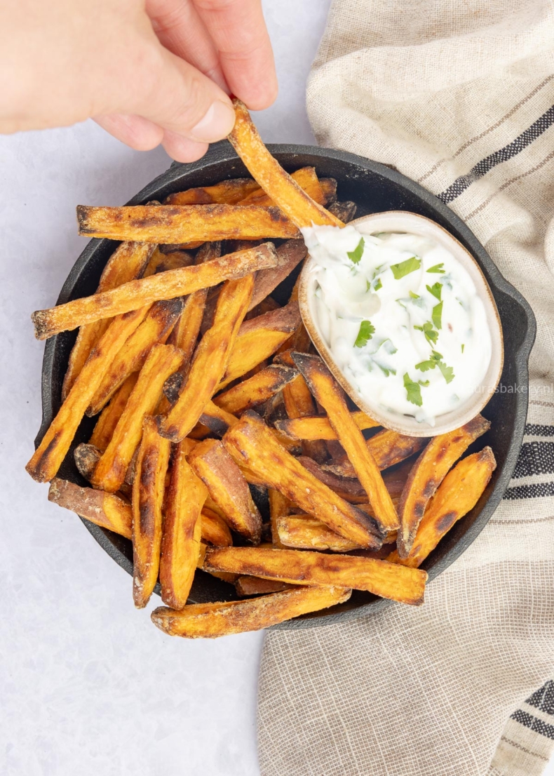 Zoete aardappel frietjes uit de airfryer
