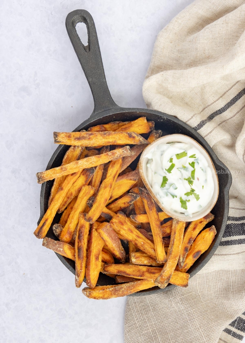 Zoete aardappel friet uit de oven