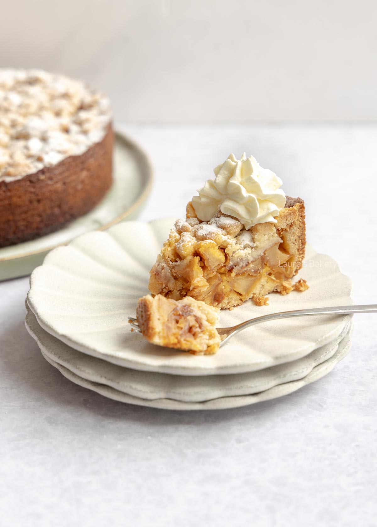 Puntje appelkruimeltaart met slagroom