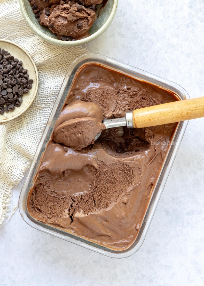 Chocolade ijs met ijsmachine