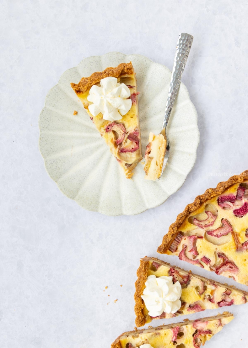 Stukje rabarbertaart met slagroom