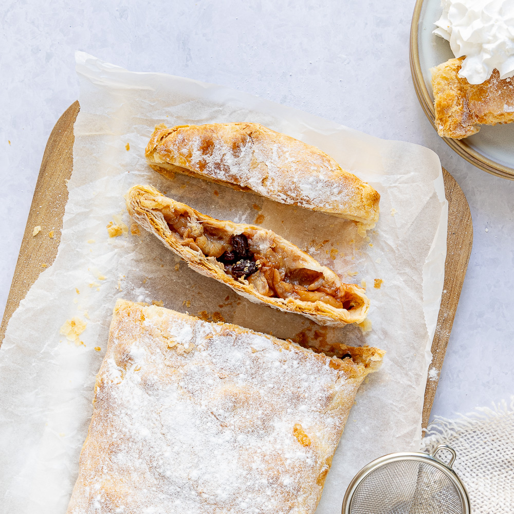 Apfelstrudel met bladerdeeg uitgelicht