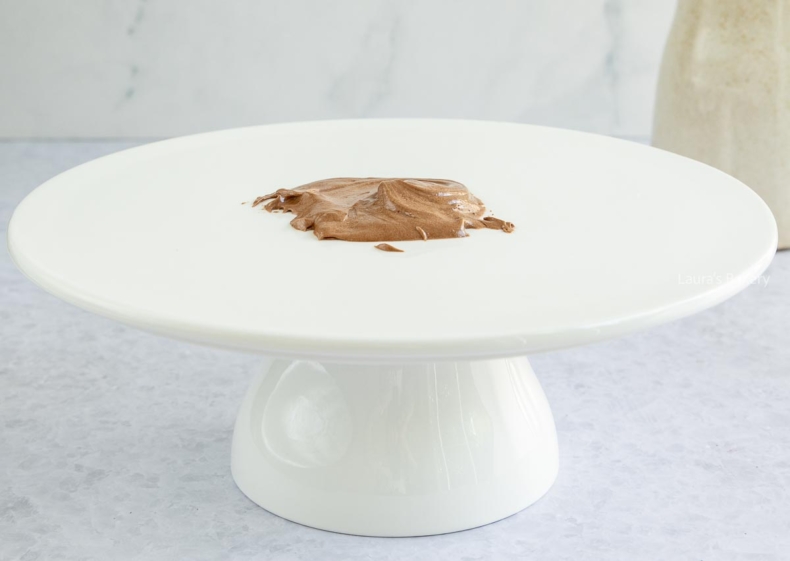 Smeer wat botercreme op een plateau of bord