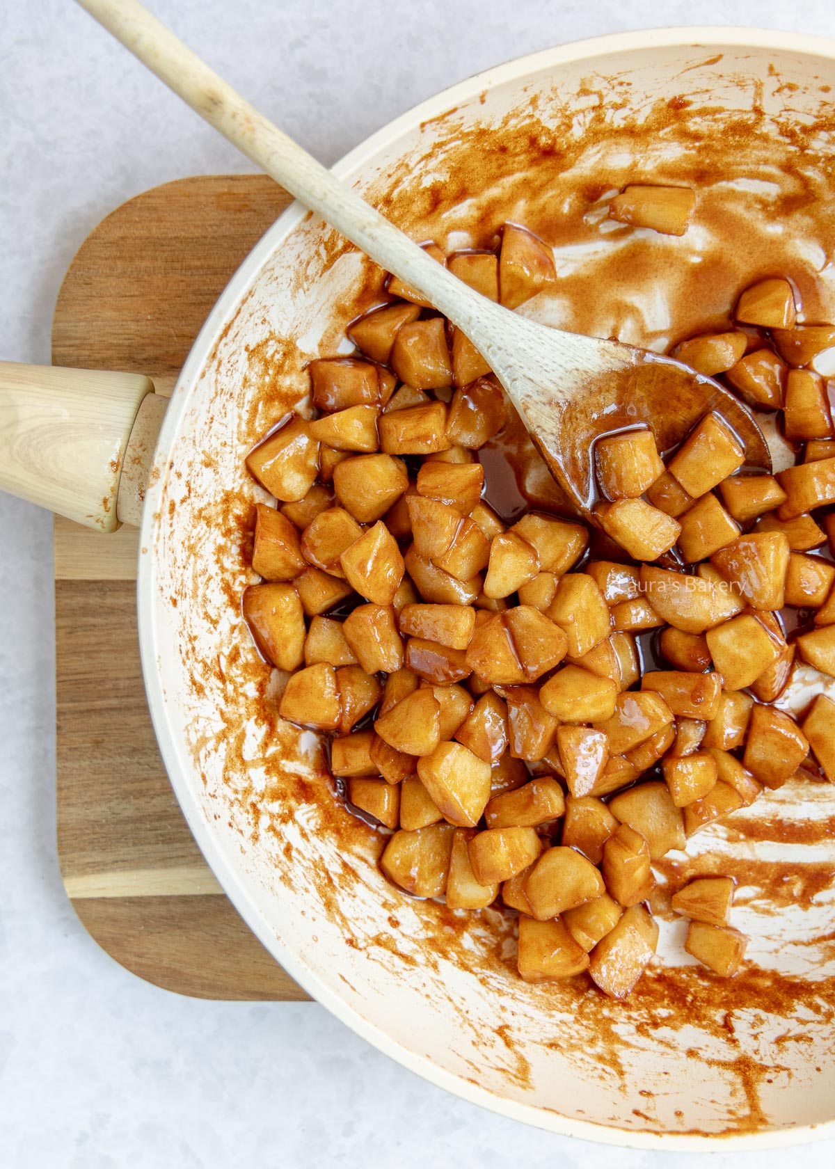 Appel karamelliseren in de pan