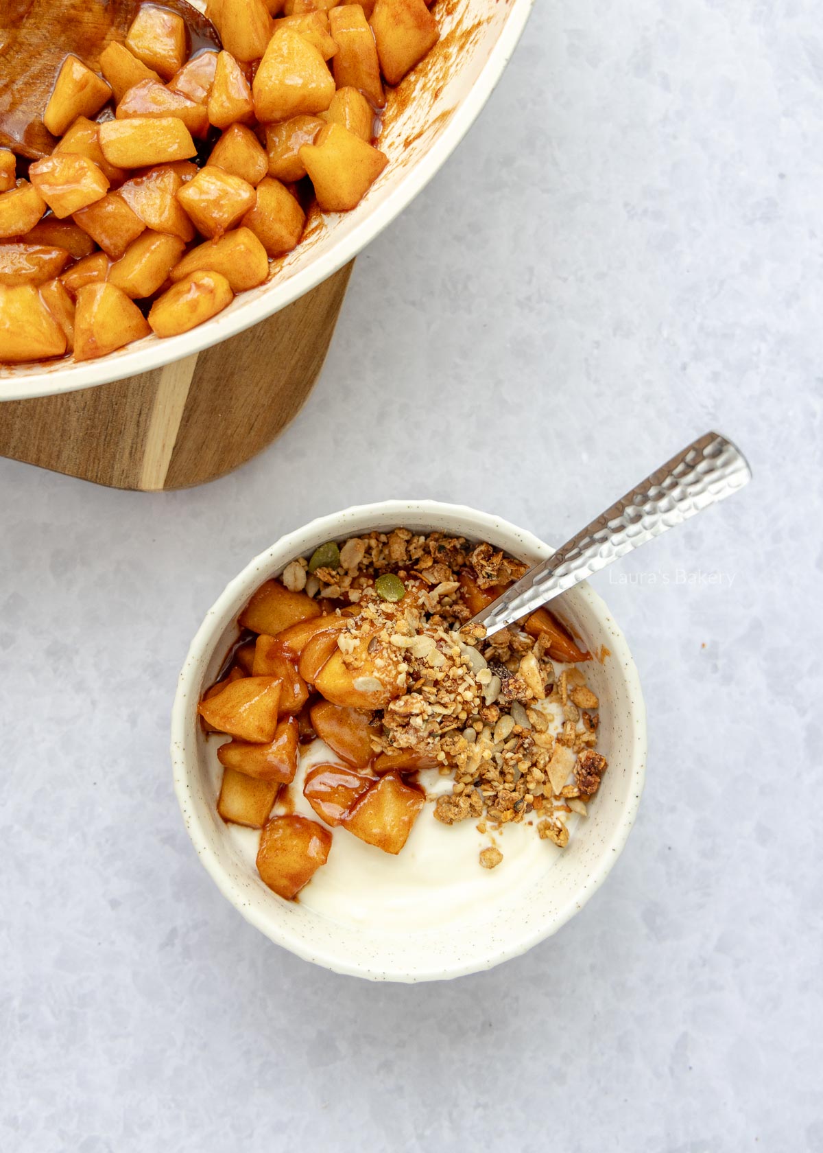 bakje yoghurt met gekarameliseerde appel