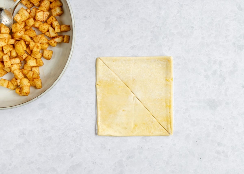 Bladerdeeg plakje diagonaal doormidden snijden