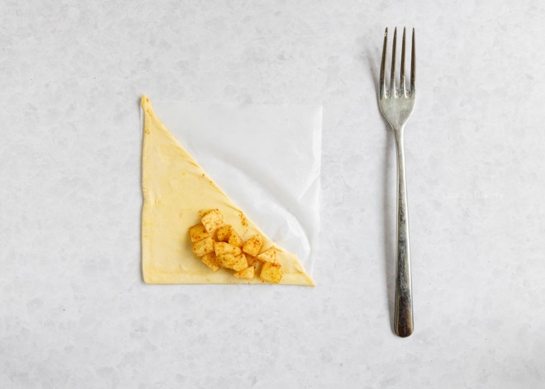 Appelflapje met appel vullen