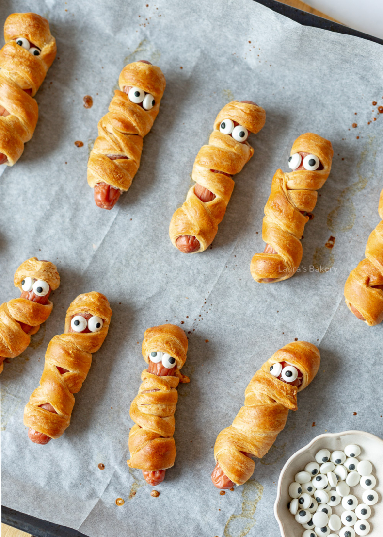 Knakworst mummies maken met croissantdeeg