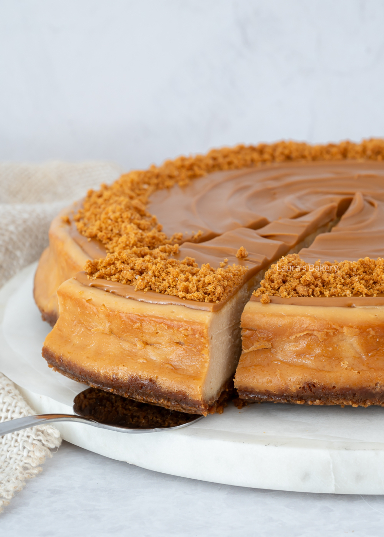 Speculoos cheesecake uit het complete basisbakboek van Laura's Bakery