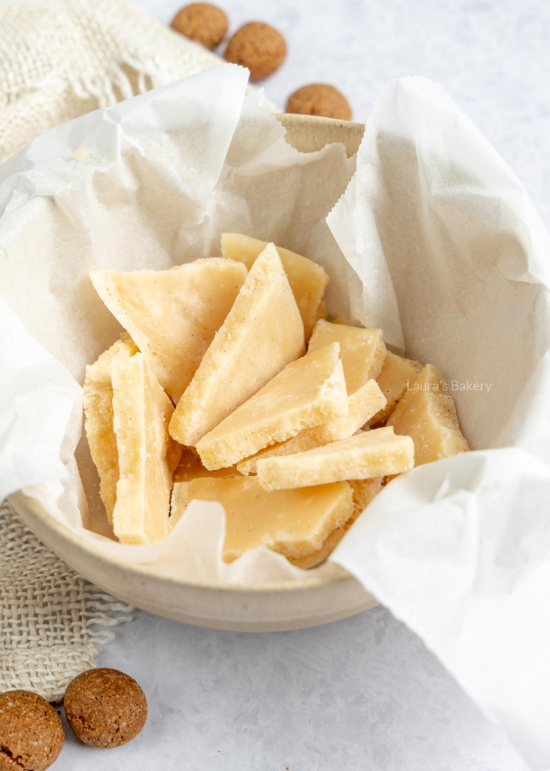 Borstplaat in stukken gebroken