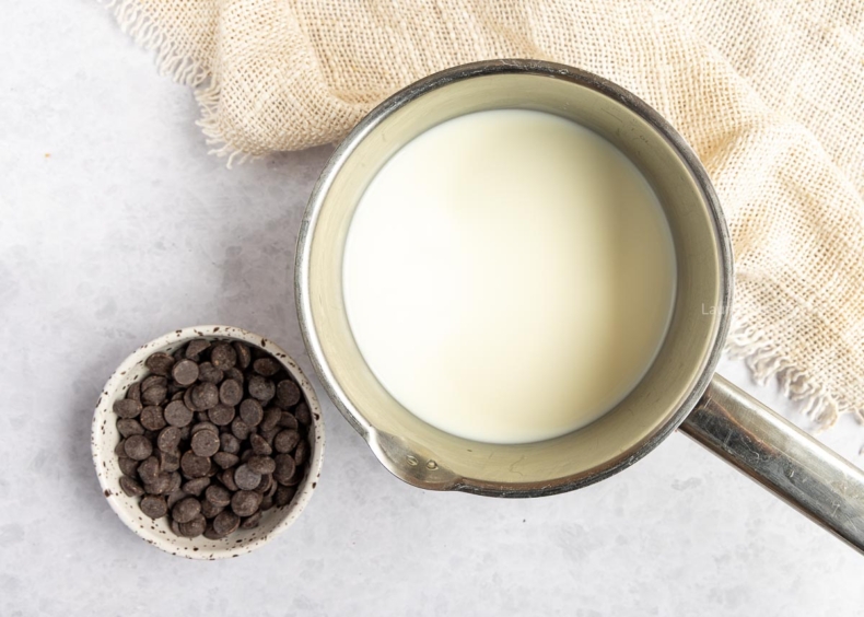 Verwarm de melk in een steelpan. Als dit heet is, draai je het vuur uit.
