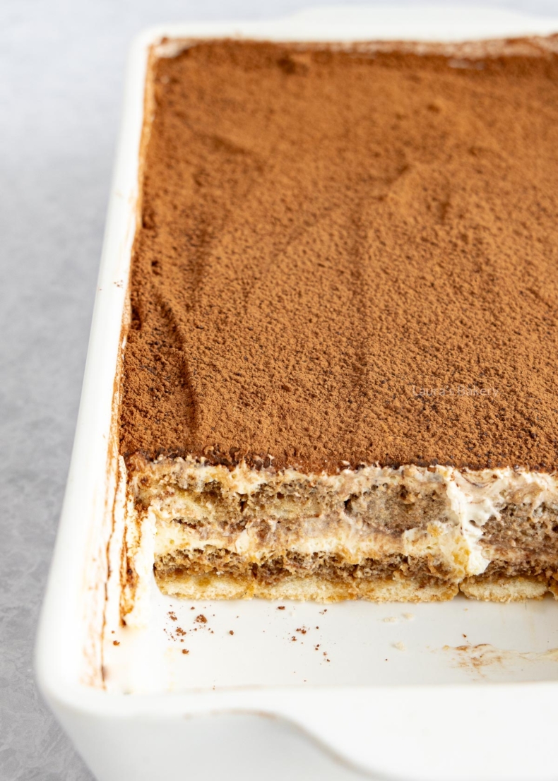 Klassieke tiramisu in een schaal