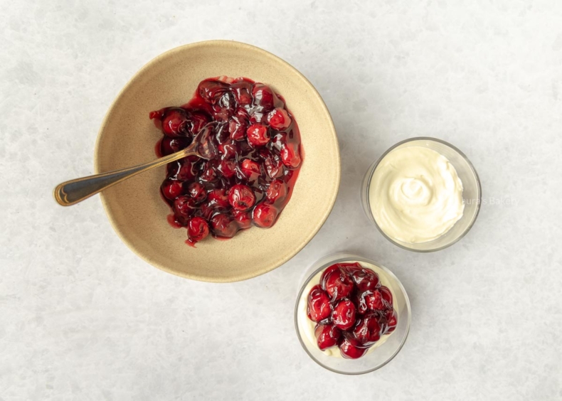 Monchou Toetjes glaasjes met kersenvlaaivulling vullen