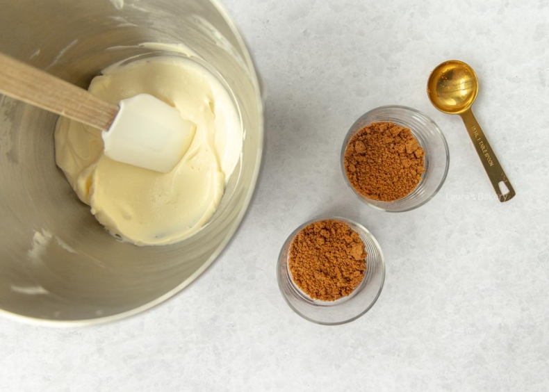 Toetjes glaasjes met bastogne kruimels gevuld en nu met roomkaasmengsel vullen