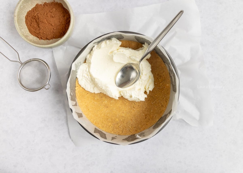Koekjesbodem in de springvorm en daarover het mascarpone mengsel verdelen