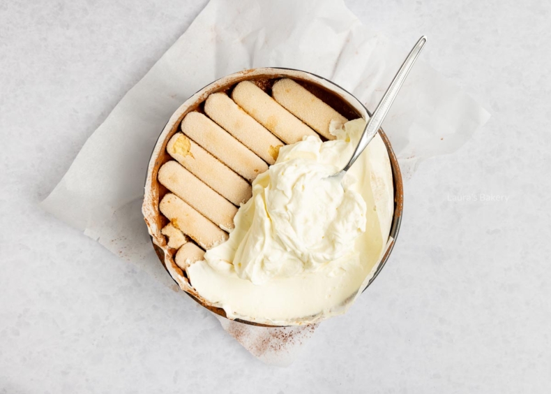Als bovenste laag nogmaals het mascarpone mengsel aanbrengen en de taart een nacht in de koeling zetten