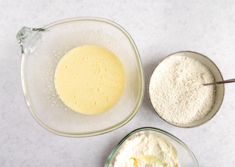 Spatel de slagroom hier rustig doorheen (of voorzichtig met een garde, als het niet goed mengt).