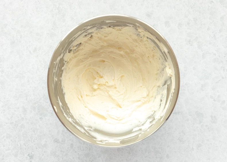 Mix slagroom, mascarpone en de suiker in 3-5 minuten tot een stevig geheel.