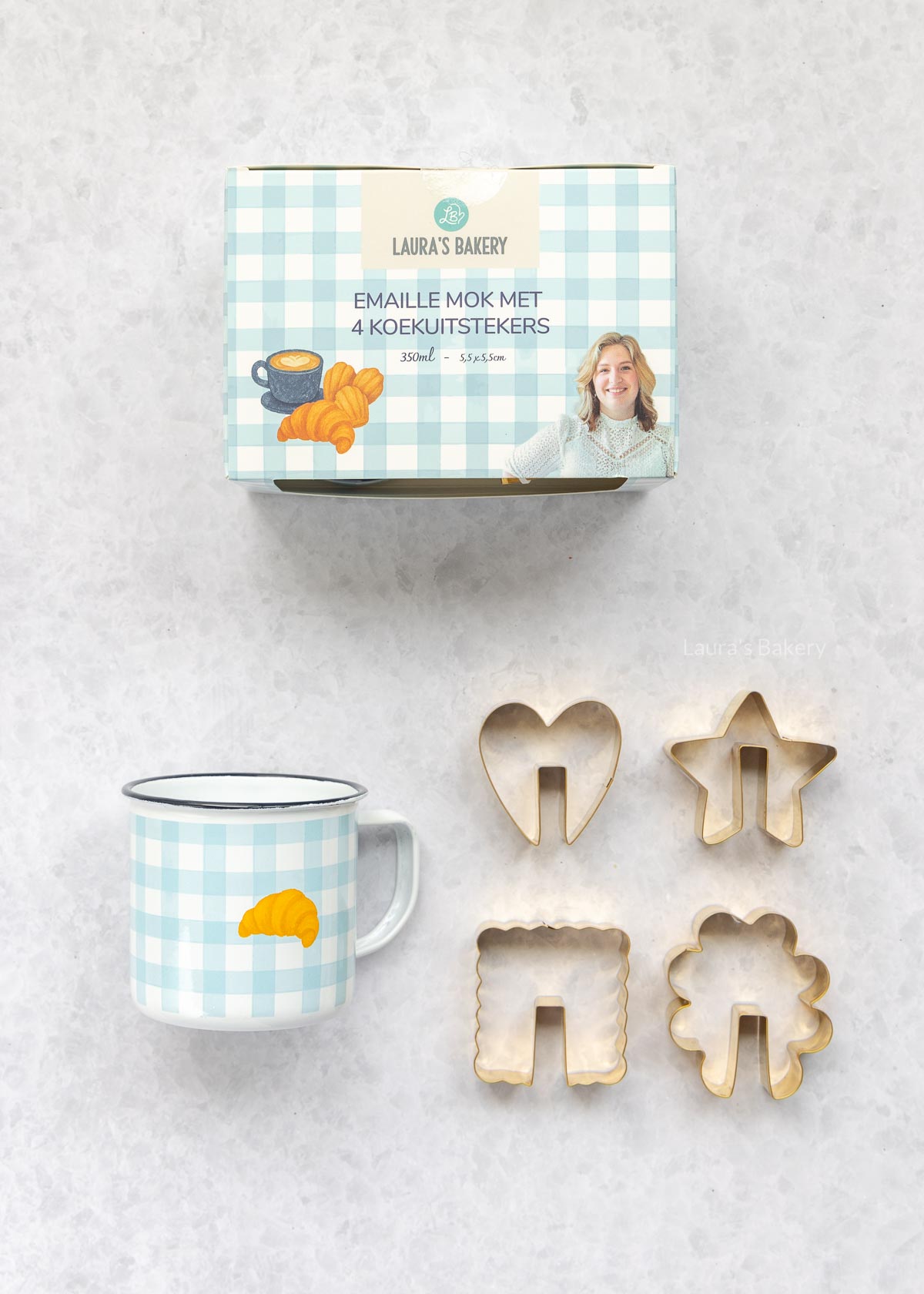 Emaille mok met koekuitstekers - Laura’s Bakery bakproducten bij Kruidvat – februari 2026