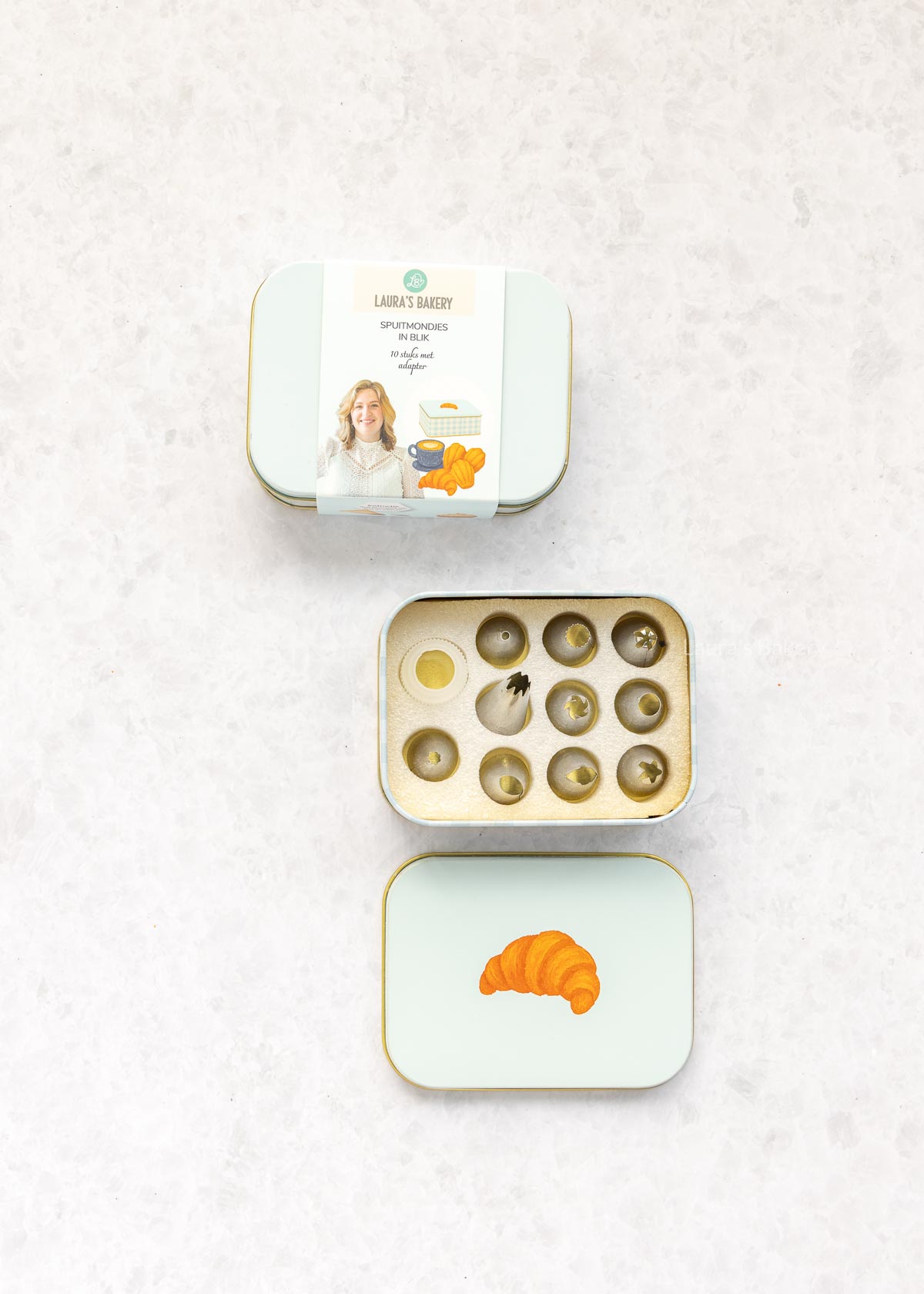 Blik met spuitmondjes en adapter - Laura’s Bakery bakproducten bij Kruidvat – februari 2026