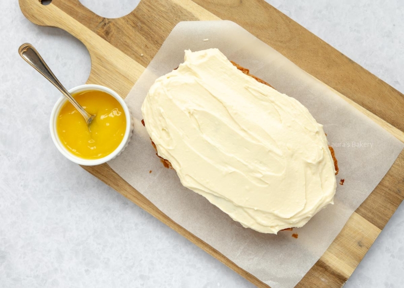 Smeer de frosting over de afgekoelde cake.
