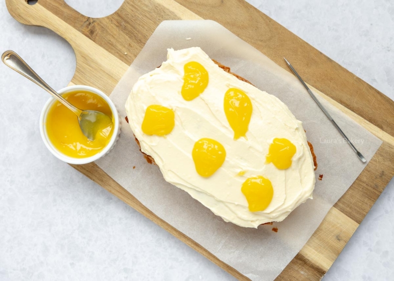 Verdeel met een lepel 6 hoopjes lemon curd over de frosting en swirl met een satéprikker erdoor.