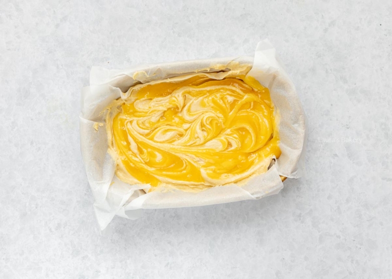 Swirl dit er met een mes doorheen. Bak de plaatcake in 20-25 minuten gaar.