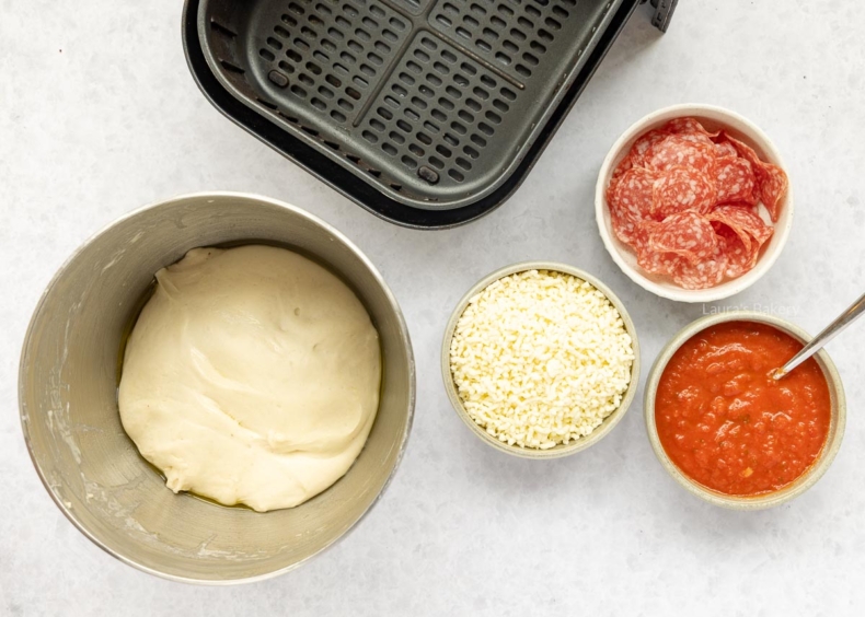 Bereid het deeg, zet alle ingrediënten klaar en verwarm de airfyer voor.