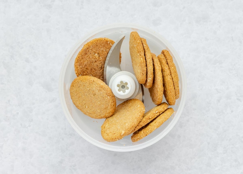 Maal de koekjes tot fijne kruimels.
