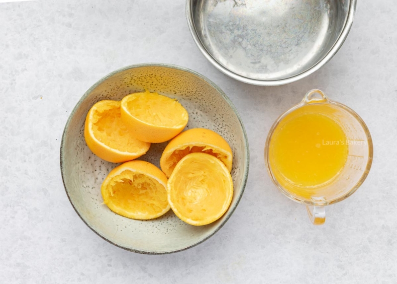 Verwarm het sinaasappelsap samen met 2 el suiker. Roer 3 geweekte blaadjes gelatine erdoor.