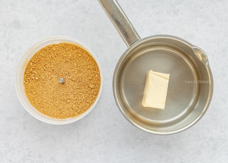 Smelt de boter in een pannetje en voeg de kruimels hieraan toe.