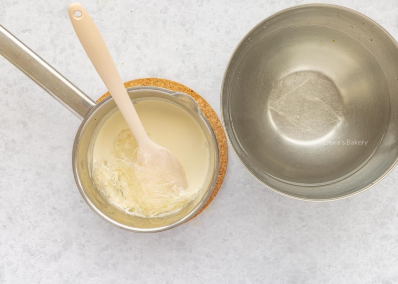 Verwarm de melk in een steelpan tot deze lauwwarm is. Haal de pan van het vuur en meng de uitgeknepen gelatineblaadjes erdoor.