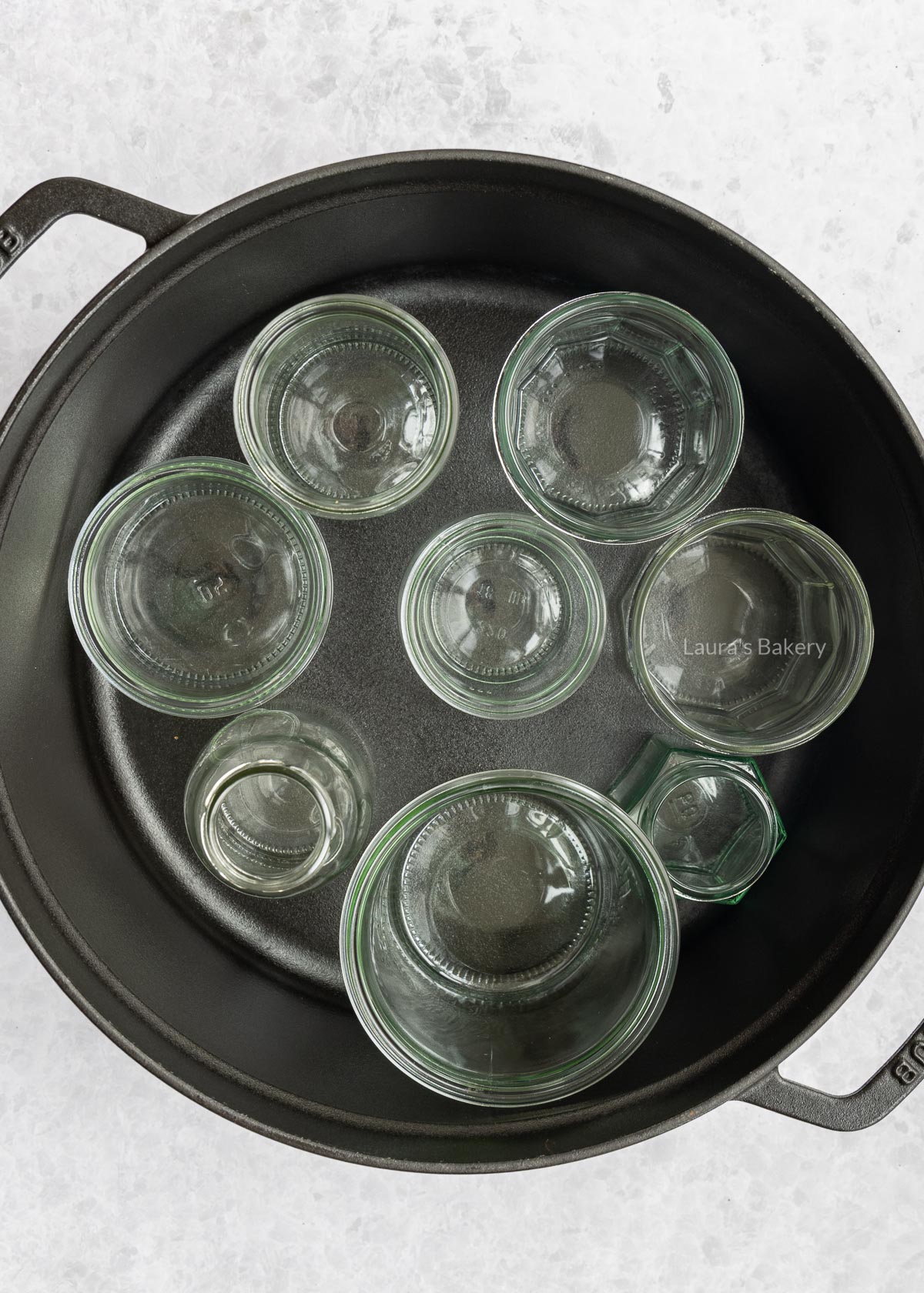 Glazen flessen en potten steriliseren