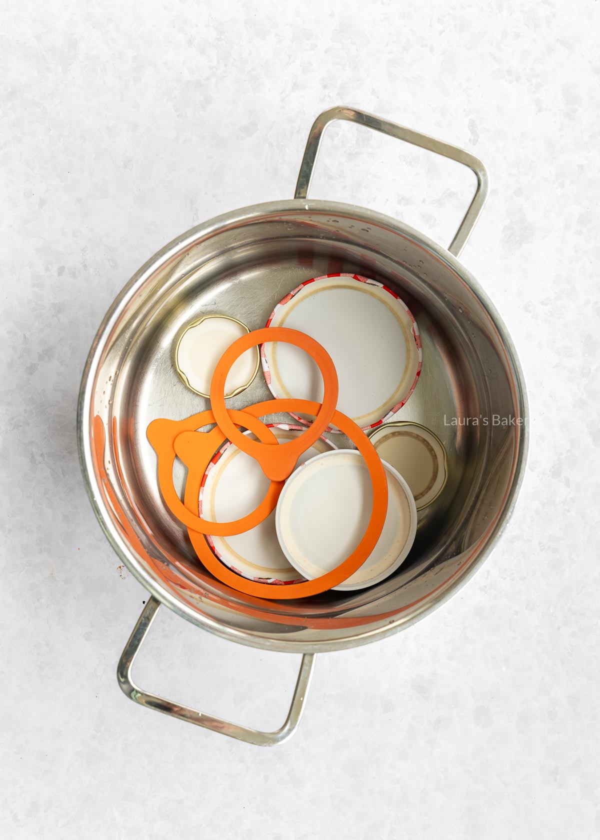 Glazen flessen en potten steriliseren