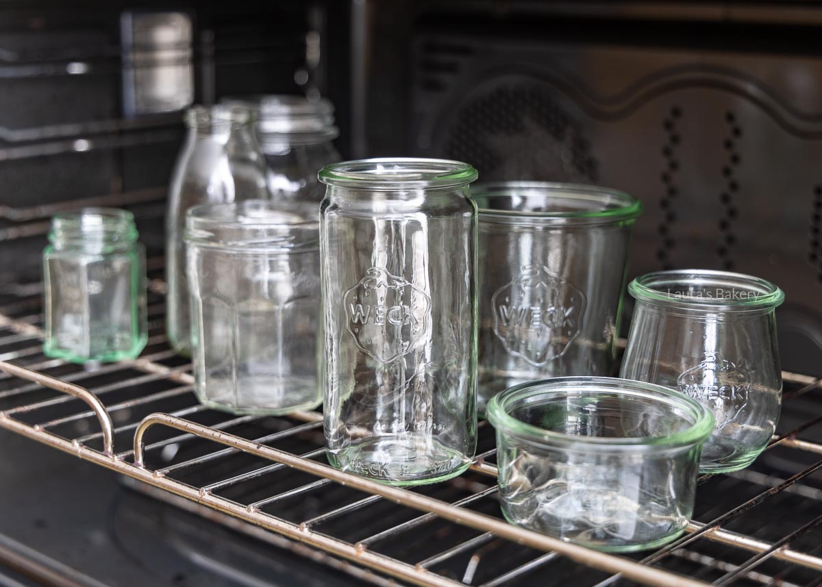glazen flessen en weckpotten steriliseren in de oven