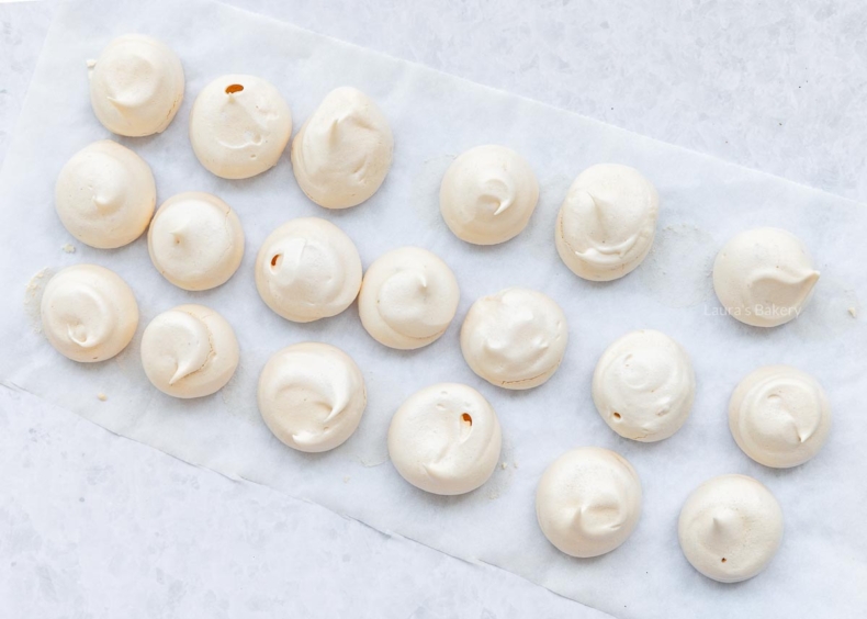 Verkruimel de meringues grof met je handen of met een mes.
