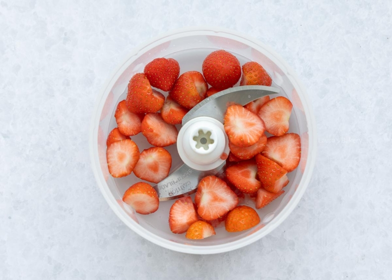 Neem 150 gram aardbeien en pureer deze met 1 eetlepel (poeder)suiker in de blender.