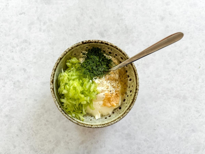 alle ingrediënten voor tzatziki in een kommetje
