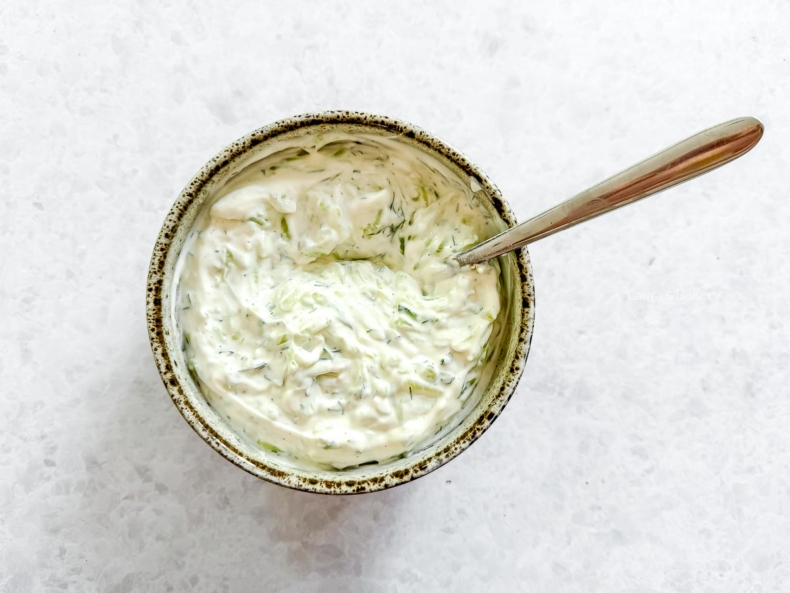 tzatziki doorgeroerd en klaar voor serveren