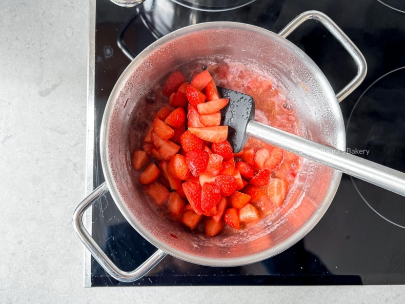 rabarber-aardbei compote in pan op het fornuis