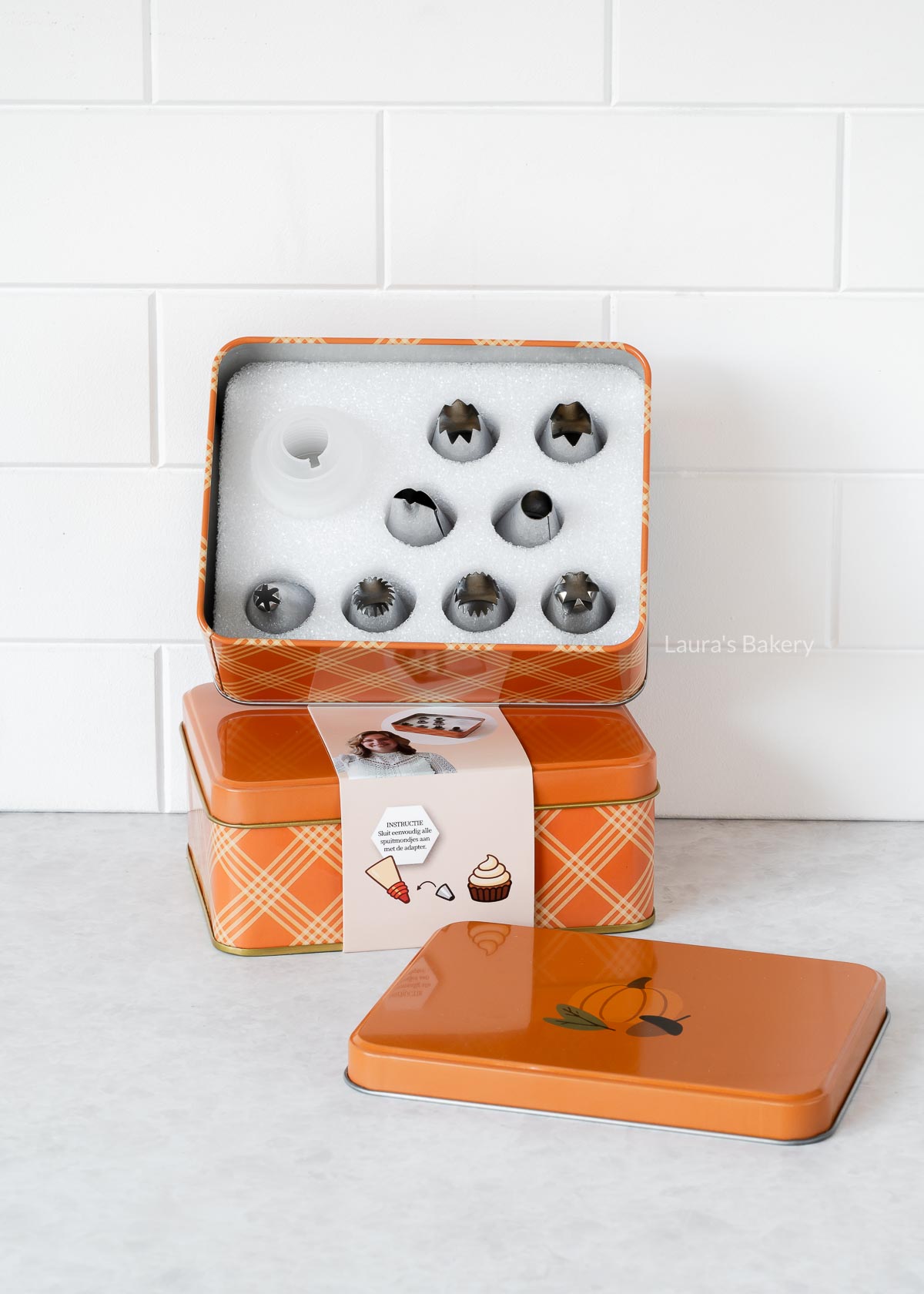 blik met spuitmondjes en adapter