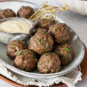 gehaktballetjes uit de oven op een schaal