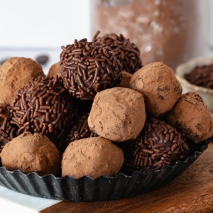 schaaltje met chocolade truffels