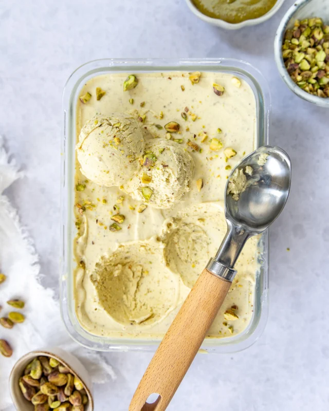 NIEUW! Pistache ijs. Dit ijs is zo ontzettend lekker! Pistache is een van mijn favoriete ijssmaken, dus een homemade recept mocht natuurlijk niet uitblijven. ⁠
⁠
Je kunt dit recept bovendien maken zonder ijsmachine (maar met kan natuurlijk ook!)⁠
⁠
Reageer met FAV en ik stuur het recept gelijk naar je toe!⁠
⁠
#pistache #pistacheijs #ijsrecept #zomersrecept #warmweerrecept #makkelijkijs #ijszondermachine #bakken #baking #bakkenmaar #bakkenmetkinderen #bakkenisleuk⁠
⁠
https://www.laurasbakery.nl/pistache-ijs/